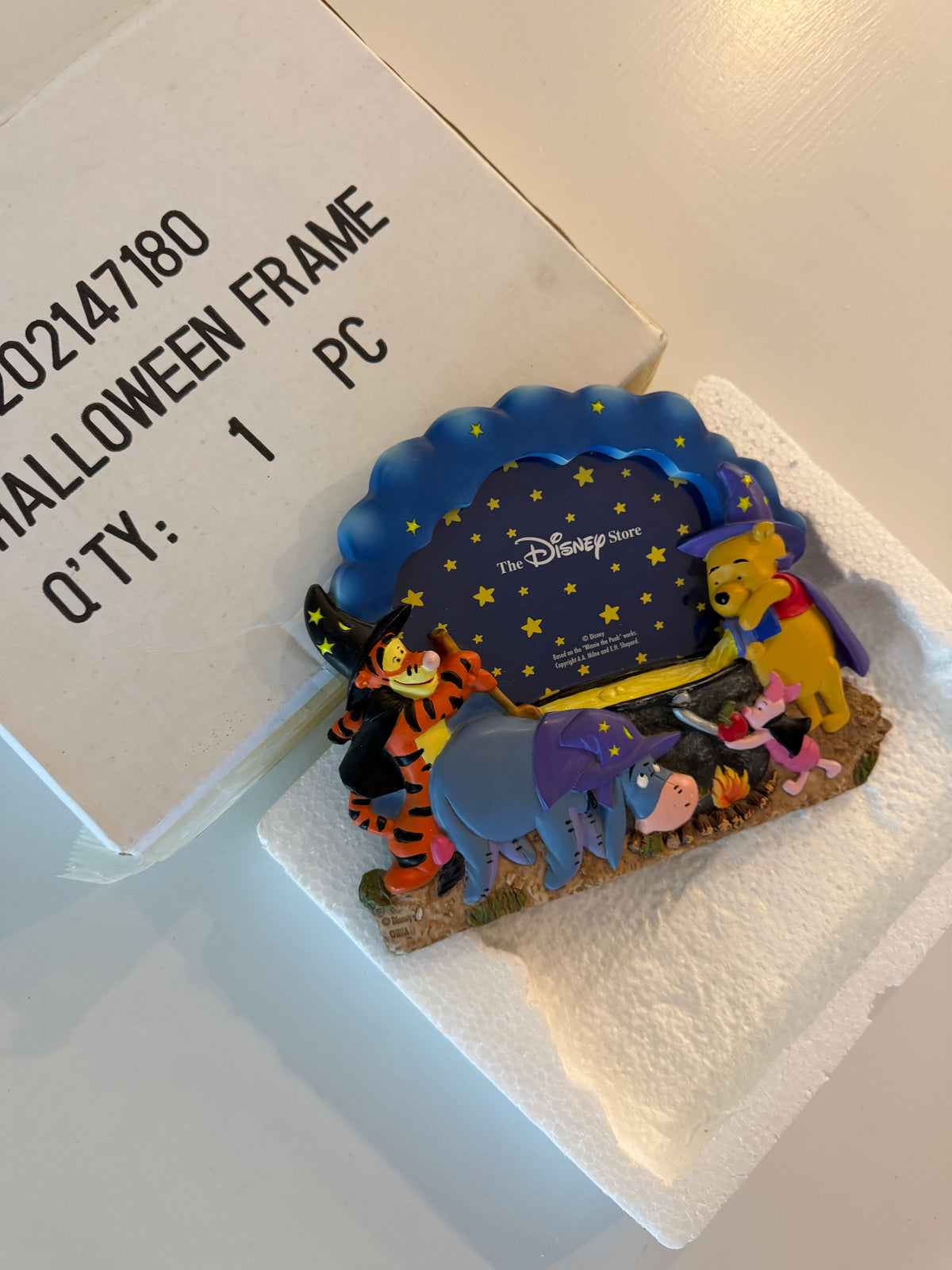 pooh halloween frame (in box)