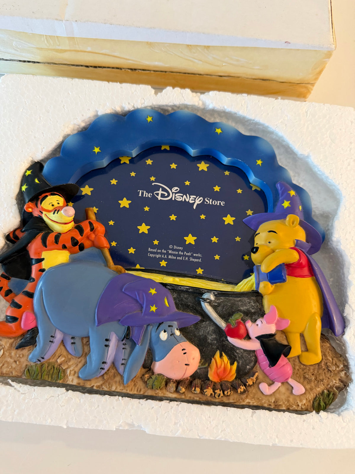 pooh halloween frame (in box)